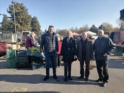 Επίσκεψη Καραλαριώτου στη νέα λαϊκή αγορά στη συνοικία Αλκαζάρ 